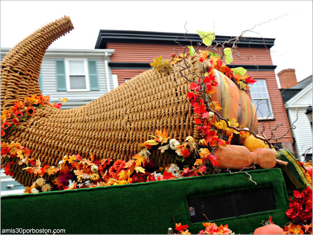 Carroza Cornucopia en el Desfile de Acción de Gracias en Plymouth