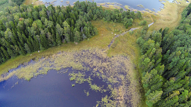 Kapean kannaksen läpi menevä puronen meren ja lahden välillä, ilmakuvassa