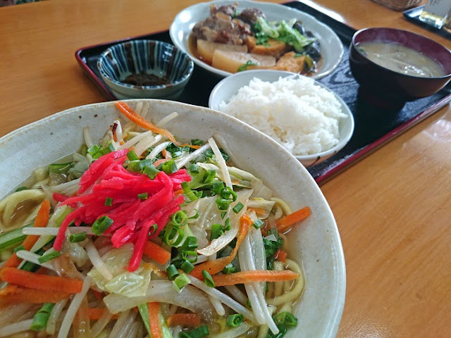 野菜そばとソーキ煮付けの写真