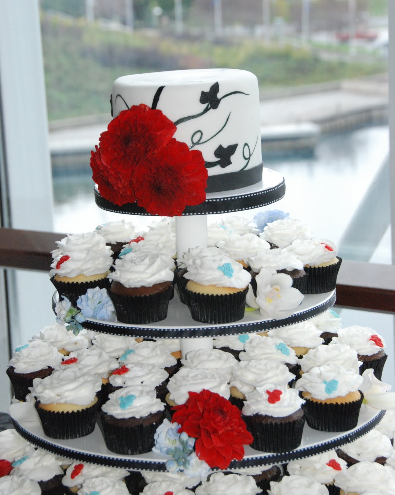 Black white wedding cupcakes