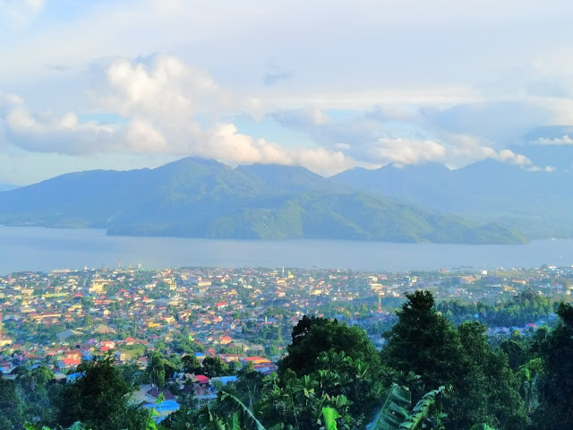Pemandangan Kota Ternate dari Taman Moya