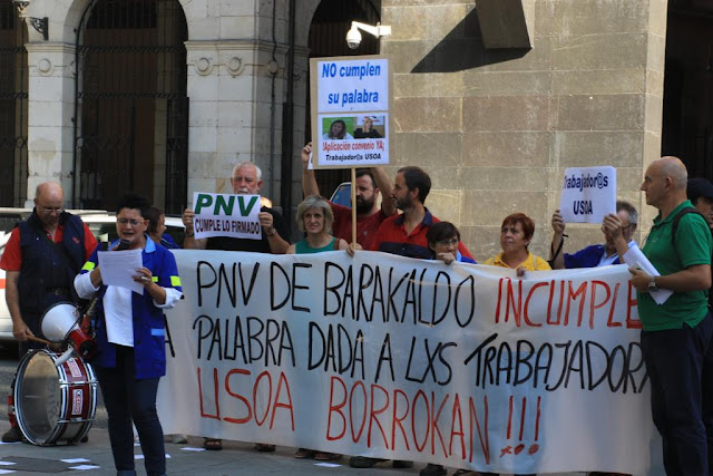 protesta de trabajadores de Usoa ante Sabin Etxea