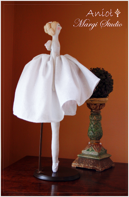 Anioł baletnica w białej sukni, małe skszydełka