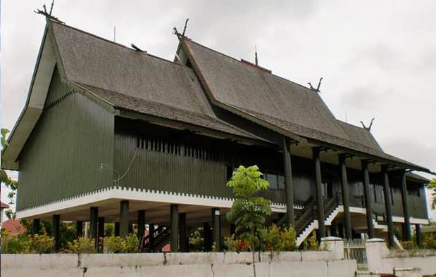 Rumah Adat Kalimantan Tengah (Rumah Betang), Gambar, dan Penjelasannya 