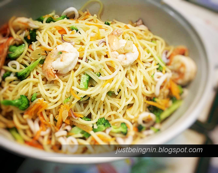Nin's Little Nook: Spaghetti aglio olio seafood cepat dan 