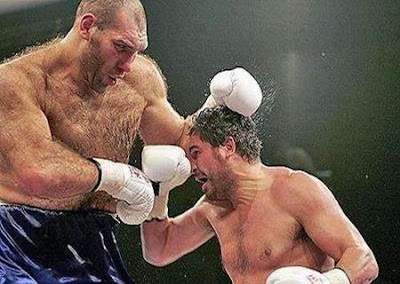 Esporte: Lutador de Boxe Gigante (Golias) enfrenta um bem menor (David).