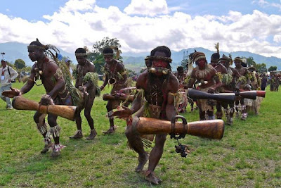 Modern Life Of Papuans Seen On www.coolpicturegallery.us