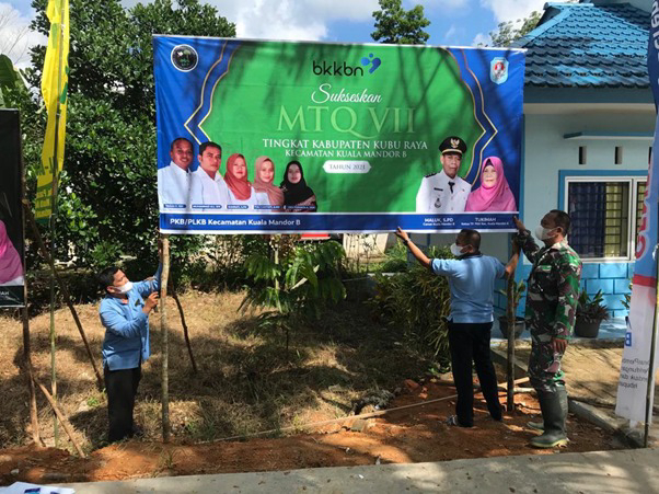 Semarakkan MTQ, Anggota Satgas TMMD Ke-111 Kodim 1207/Pontianak Berpartisipasi Memasang Umbul-Umbul