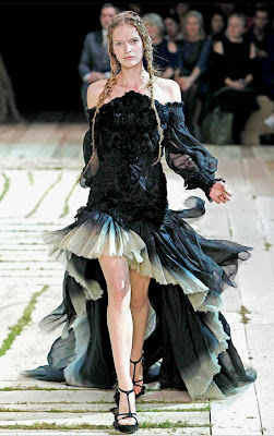 Alexander-McQueen_Model-Mirte-Maas