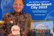 Kementerian Kominfo RI serahkan Penghargaan ke Bupati Sampang Jawa Timur.