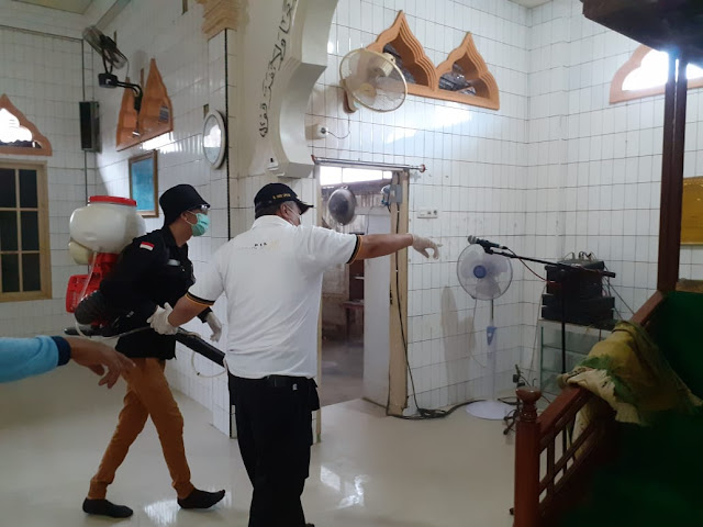 Basmi Corona, Tim PKS dan Amir Liputo Semprot Disinfektan ke Masjid-Masjid Manado