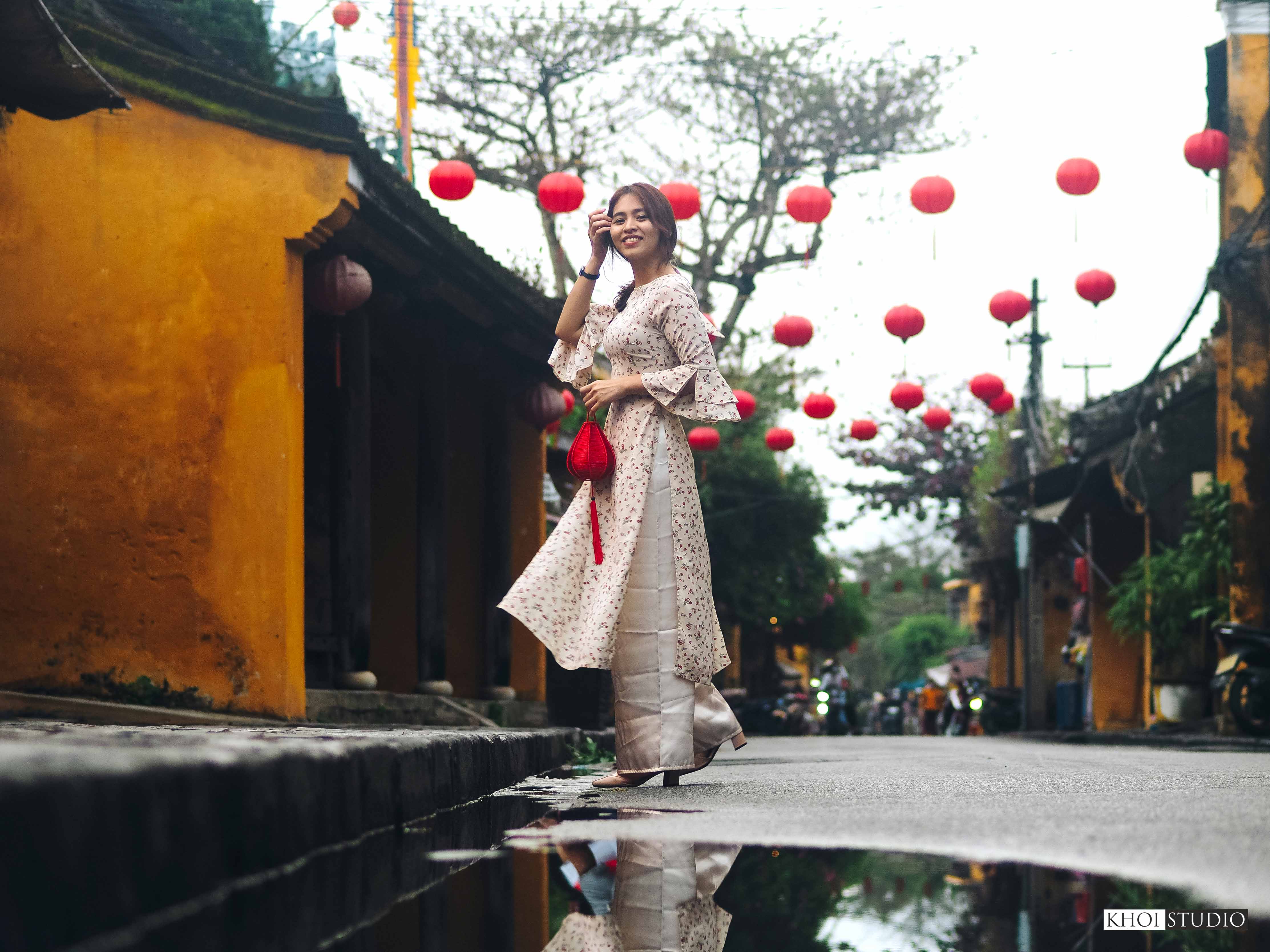 find-a-travel-photographer-in-da-nang-hoi-an-take-photos-of-ao-dai-in-the-rainy-season-in-the-old-town
