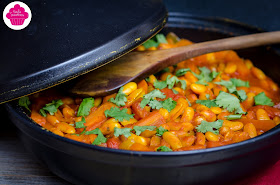 Tajine végétarien aux haricots lingots, aux tomates, aux carottes et à la coriandre 