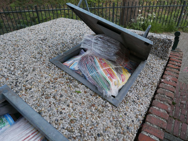 Folders in de afvalbak, hoek Masiusplein/Nieuwe Doelenstraat, Zevenaar, 20 april 2020