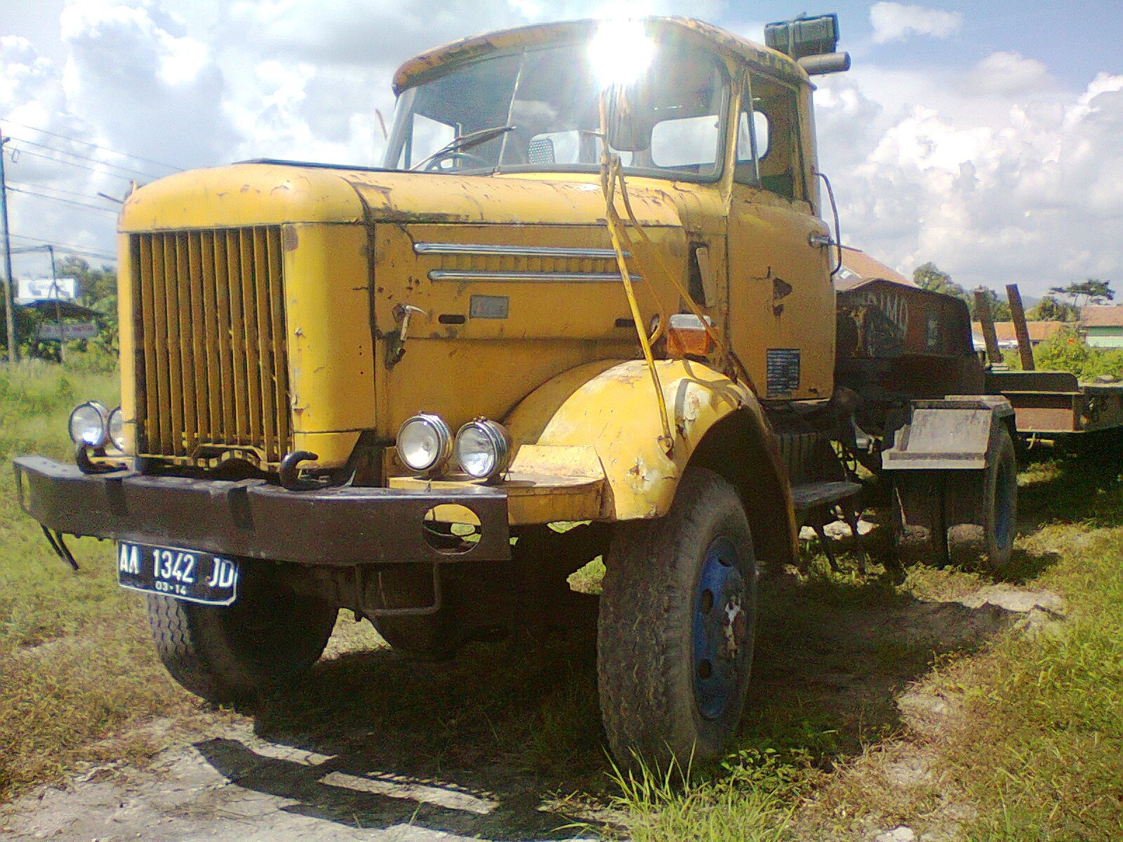 Penampakan Truck Hino  ZH12 Penghuni Tanah Kosong Di Kebumen