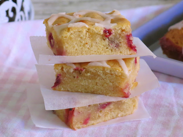 BROWNIE DE CHOCOLATE BLANCO CON FRUTOS ROJOS