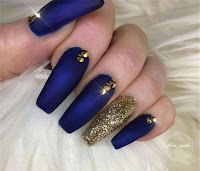 Decoración de uñas en azul