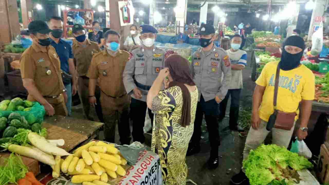 Polsek Medan Baru Laksanakan Himbauan PPKM Level 4 di Pasar Meranti Petisah