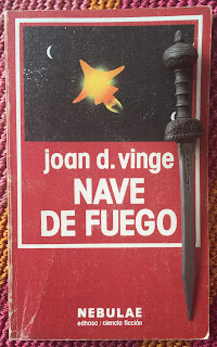 Portada del libro Nave de fuego, de Joan D. Vinge