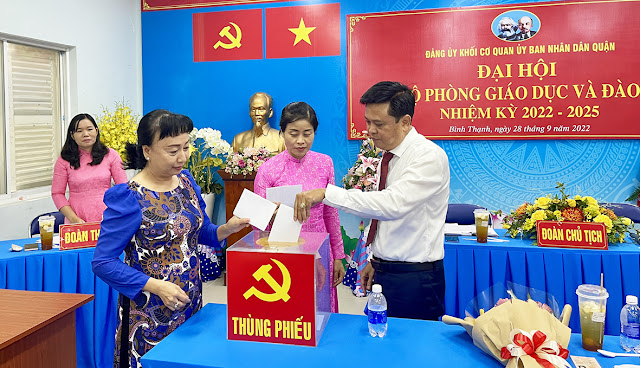 Đảng viên chi bộ Phòng Giáo dục và Đào tạo bỏ phiếu  bầu cấp ủy. (Ảnh: HM)