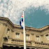 La bandera de la estrella solitaria ondea en la Embajada de Cuba en Washington