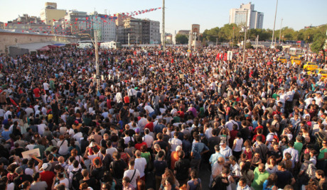 Χιλιάδες διαδηλωτές βγήκαν ξανά στους δρόμους της Κωνσταντινούπολης