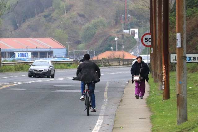 Un ciclista utiliza la carretera en la zona de Lutxana