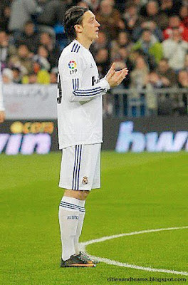 Mesut Ozil Praying Before Match in Santiago Bernabeu