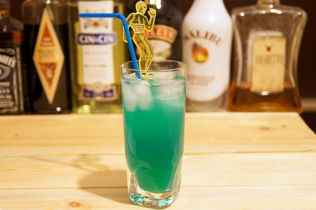 коктейль зеленого цвета синего