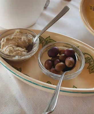 Ciotoline con hummus di ceci e olive.