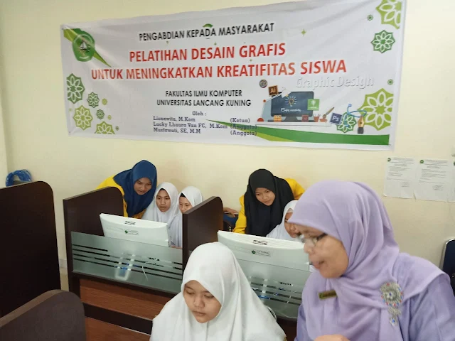 Pelatihan Desain Grafis untuk Meningkatkan Kreatifitas Siswa