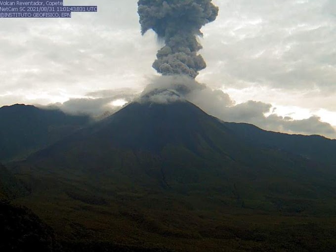 ECUADOR AVISO DE CENIZAS VOLCÁNICAS DEL VOLCÁN EL REVENTADOR QUE SE ELEVÓ A 4.600 METROS