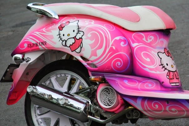  Modifikasi Honda Scoopy Tema Hello Kitty yang Girly Abis 