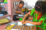 Berkah Idul Fitri, Pengusaha Kue Lebaran di Bojonegoro Laris Manis