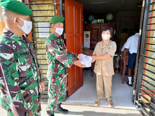 Bagikan Masker Lingkungan Sekolah Babinsa Kodim Sorong Cegah Penularan Covid-19.