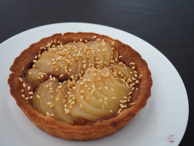 Clásica tarta bourdaloue, con masa sucrée, frangipane y peras en formato de tartaleta individual