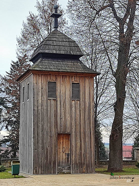 ozarow-kosciol-drewniana-dzwonnica