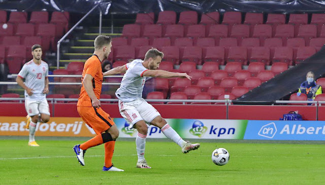 El disparo de Sergio Canales que se convertiría en el gol español. Marco Asensio, al fondo, y Veltman contemplan la jugada. SELECCIÓN DE PAÍSES BAJOS 1 SELECCIÓN DE ESPAÑA 1. 11/11/2020. Partido internacional amistoso. Ámsterdam, Países Bajos, Johan Cruyff Arena.