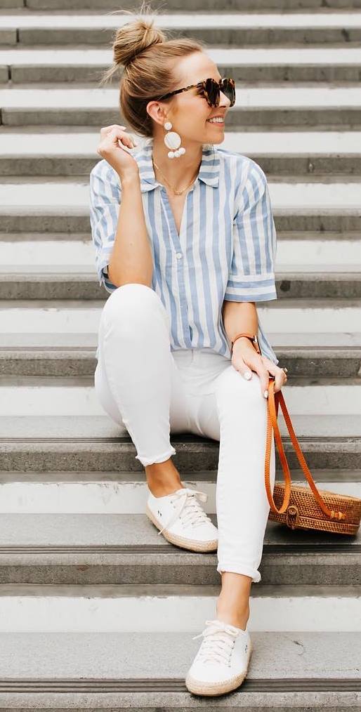 what to wear this summer : white pants + striped shirt + sneakers + round bag