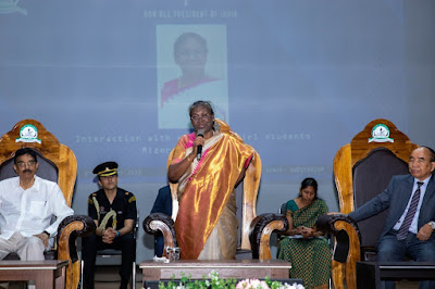 President Pi Droupadi Murmu chuan vawiin chawhnu khan Mizoram University a Convocation programme a hmanpui hnu in MZU Auditorium-ah hmeichhe zirlai leh zirtirtute bakah self help group member-te nen inkawmna hun a hmang.