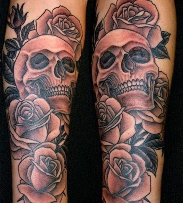 vemos a un modelo con un tatuaje de calavera