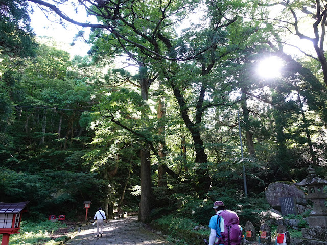大神山神社の参道には登山者も