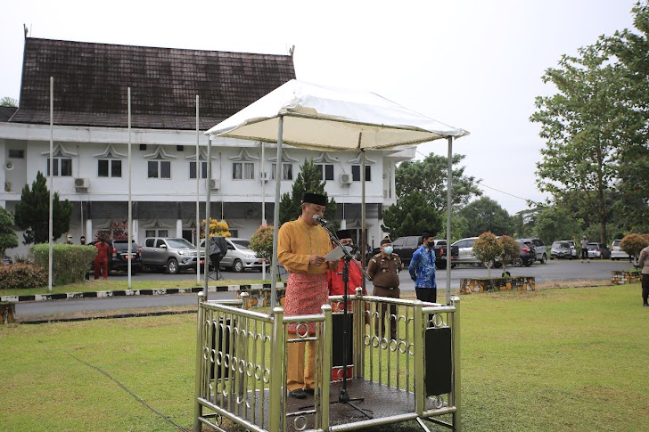  Sekda Pimpin Upacara Hari Pendikan Nasional