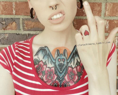 chica con tatuaje femenino, el tatuaje es muy famoso en el 2017