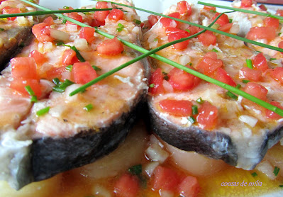 Salmón al microondas con vinagreta de tomate