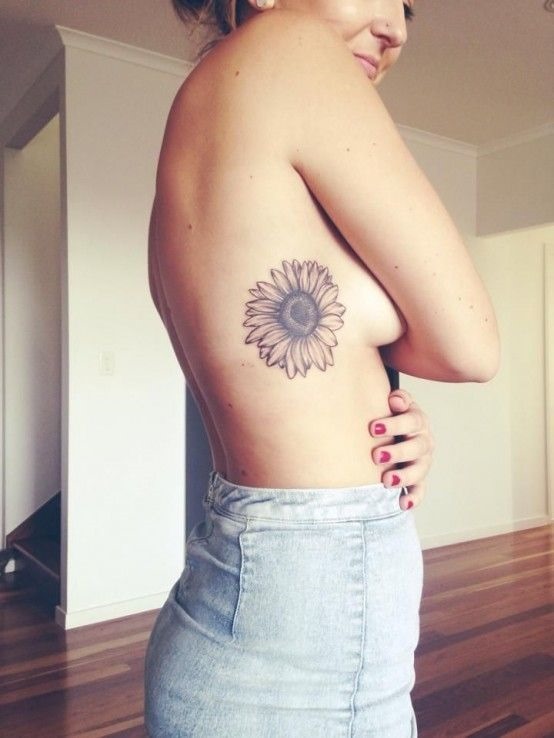 belo_girassol_tatuagem_nas_costelas