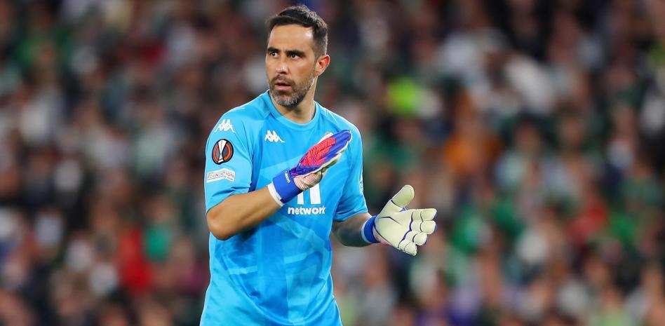 Claudio Bravo leaves with the Chilean national team