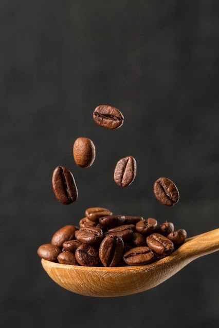 صور قهوة، خلفيات حبات القهوة فوق الملعقة