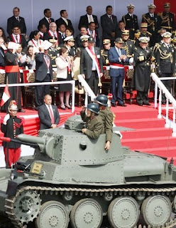 Foto del desfile de la Gran Parada Militar con el Presidente de la República