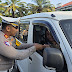 Operasi Patuh Semeru 2025 Polres Probolinggo Beri Hadiah Bagi Pengendara yang Tertib Lalu Lintas